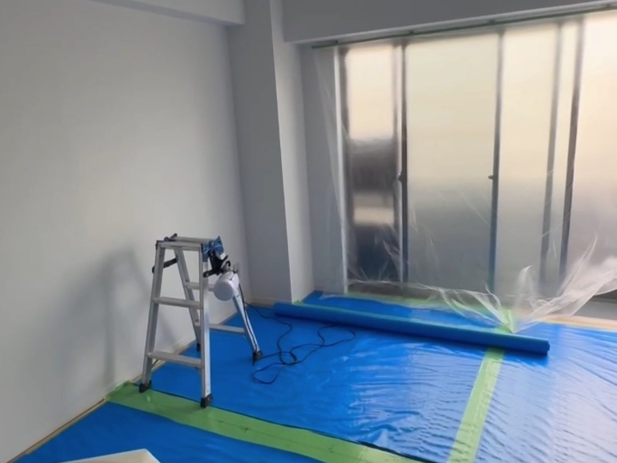 内装工事中のマンションの一室。床に養生シートが敷かれた状態